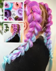 Pinkit, violetit ja turkoosit värikkäät letit Insomnia art of Beautyssa Orimattilassa